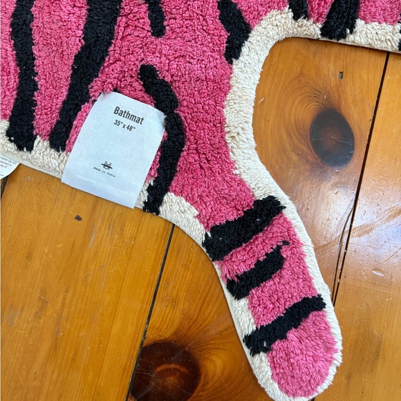 NWT Urban Outfitters Tiger Shape Tufted Bath Mat - Picture 7 of 14